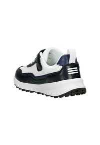 Buty sportowe z białą siateczką na górze, granatowymi skórzanymi akcentami, paskiem na rzep i teksturowaną czarną gumową podeszwą.
