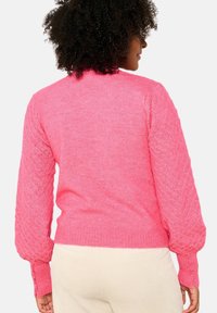 Maglione rosa a maglia con maniche a motivo rombo, polsini a costine e scollatura rotonda, realizzato in materiale morbido con una vestibilità comoda.