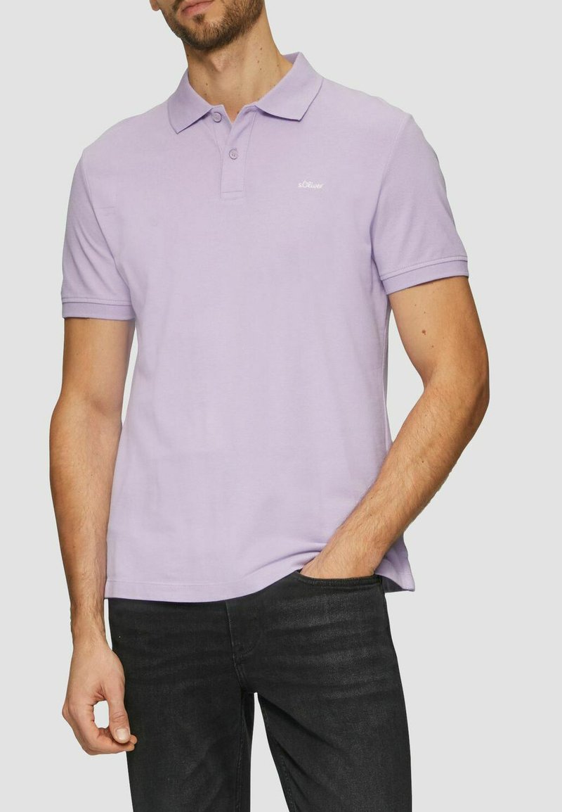 Poloshirt in hellem Lavendel, aus Baumwolle, mit einem klassischen Kragen, zwei-Knopf-Leiste und Logodetail auf der Brust.