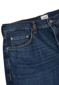 Vaqueros azules de mezclilla con costuras visibles, cuatro bolsillos y cierre de botón. La tela presenta una textura suave con un ligero desgaste.