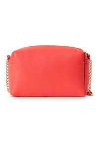 Borsa a tracolla in pelle rossa con parte superiore arrotondata, tracolla in catena dorata e superficie liscia. Chiusura con zip sulla parte superiore per un accesso sicuro.