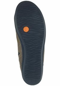 Semelle de chaussure marron avec un motif en vagues, accent circulaire orange et un logo. Présente une texture robuste et une forme angulaire pour une meilleure adhérence.