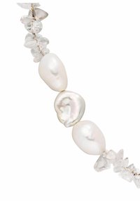 Weiße Barockperlen und klare Bergkristallperlen sind zusammen aufgefädelt und zeigen eine glatte, schimmernde Oberfläche sowie unregelmäßige Formen.