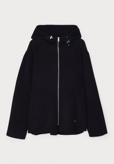 Sort fleece hættetrøje med frontlynlås, snørrejustering på hætten og sidelommer. Glat tekstur, afslappet pasform.