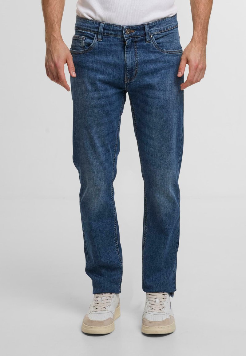 Donkerblauwe denim jeans met een rechte pijp, voorzien van voorkruiken, een knoopsluiting en subtiele stikdetails.