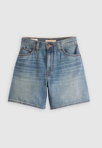 Shorts en jean bleu taille haute avec bouton et fermeture éclair à l'avant, passants pour ceinture, poches avant et arrière, et détails délavés.