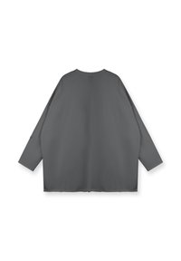 Maglia grigia oversize a maniche lunghe con scollatura tonda, texture liscia, cucitura centrale e dettaglio con spacco laterale sull'orlo.