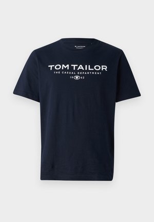 Marineblå bomulds T-shirt med fed hvid tekst: "TOM TAILOR THE CASUAL DEPARTMENT 1962." Kortærmet og rund halsudskæring.