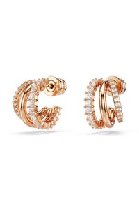 Pendientes de aro en oro rosa con diseños entrelazados, acentuados con pequeños cristales transparentes a lo largo de los bordes exteriores para un detalle adicional.