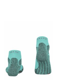 Turkusowe skarpetki sportowe z teksturowaną podeszwą antypoślizgową, prążkowanymi mankietami i kontrastującymi szarymi akcentami. Nazwa marki "FALKE" nadrukowana na mankiecie.