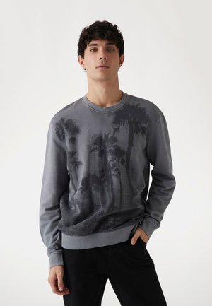 Grå sweatshirt med palme-træ mønster, rund halsudskæring og ribstrikkede manchetter. Stof er glat med en subtil tekstur. Simpelt design.