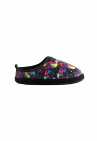 Bunte Schlupfschuhe mit einem schwarzen Hintergrund und einem lebhaften, verspielten Muster aus geometrischen Formen und Gaming-Controllern. Mit schwarzer Sohle.