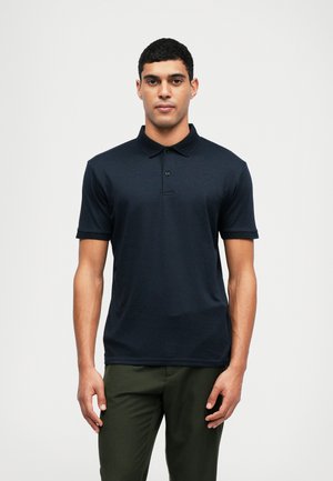 Polo bleu marine avec un col texturé, une patte de boutonnage à trois boutons et des manches courtes. Le tissu semble lisse et ajusté.