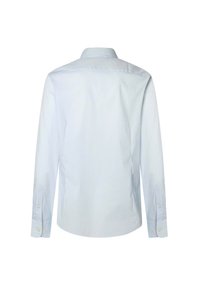Camisa de botón de manga larga color azul claro con rayas blancas. Presenta un cuello clásico y puños abotonados. Textura suave, corte ajustado.