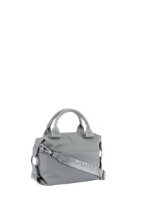 Sac à main en nylon gris avec deux poignées supérieures, une bandoulière adjustable et des accessoires en métal argenté. Doté d'une fermeture éclair et d'un détail de logo sur la bandoulière.