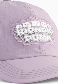 Paarse pet met een ronde patch waarop vijf cartoonkatten en de tekst "RIPNDIP PUMA" staan. De stof lijkt een structuur te hebben met zichtbare stikdetails.