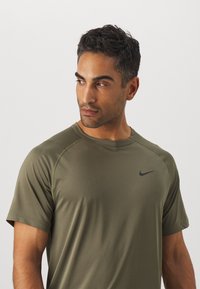 Nike Performance READY - Spordi T-särk - medium olive/black