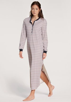 Camicia da notte lunga a righe in rosa chiaro con strisce blu navy e colletto blu navy. Presenta un'apertura con bottoni e fessure laterali per facilitare i movimenti.