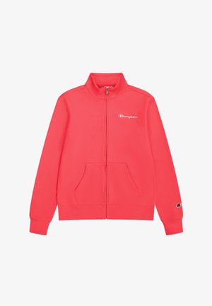 Chaqueta roja con cremallera, hecha de una tela suave y con un cuello alto, cuenta con dos bolsillos frontales y un pequeño logo en el pecho y la manga.