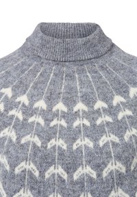 Grauer Strickpullover mit hohem Kragen, der ein weißes Pfeilmuster und eine weiche Textur aufweist. Rippkragen und dezente Variationen in Grautönen.