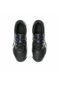 Scarpe sportive nere con tomaia in mesh e accenti sintetici, caratterizzate da elementi di design bianchi e viola e un sistema di allacciatura convenzionale.