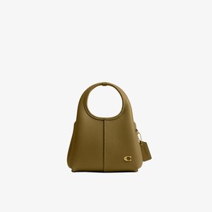 Oliivinvihreä nahkainen käsilaukku, jossa on kaareva kahva, kultainen logovembleemi ja siihen kiinnitetty sopiva nahkainen merkki kultaisella ketjulla.