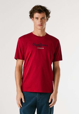 Rød bomulls t-skjorte med korte ermer, rund hals og svart logo tekst "Pepe Jeans LONDON" sentrert på brystet. Glatt tekstur.