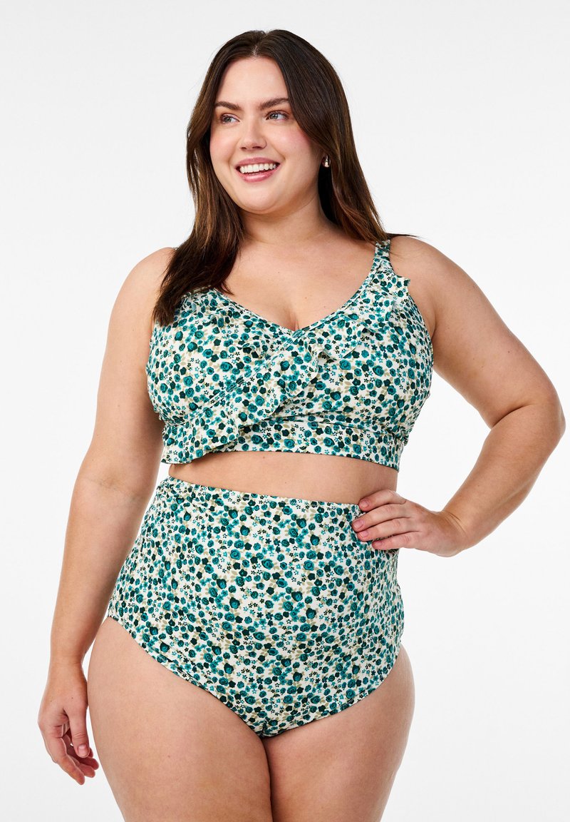 Cvetni bikini set, ki vključuje krojeni zgornji del z naborki in hlačke z visokim pasom. Tkanina je kremne barve z zelenimi in modrimi vzorci.