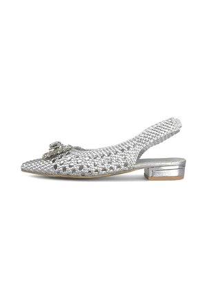 Zapato slingback plateado con upper texturizado, adorno decorativo en la punta y un bajo tacón de bloque metálico.
