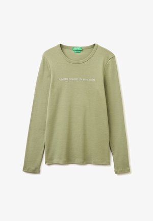 Světle olivově zelená košile s dlouhým rukávem a kulatým výstřihem, s bílým nápisem „UNITED COLORS OF BENETTON“ uprostřed přední části.