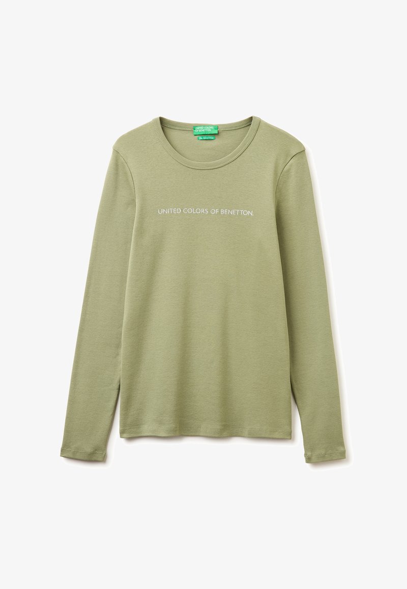 Camiseta verde oliva claro de manga larga con cuello redondo, con el texto blanco "UNITED COLORS OF BENETTON" centrado en el frente.