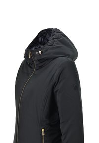 Zwarte geïsoleerde jas met een trekkoordkap, gouden rits en zijzak. Gladde textuur en semi-fitted ontwerp.