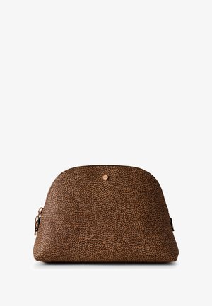 Trousse de maquillage marron texturée de forme arrondie, avec un petit logo, une fermeture éclair et des accents en métal sur le côté.