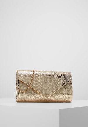 Guld metalisk clutch taske med slangeskindsstruktur, V-formet gulddetalje og kæderem, vist på en hvid overflade med ensartet baggrund.