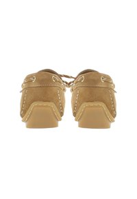 Beige Wildleder-Laufschuhe mit runder Zehenpartie und strukturiierter Gummisohle; Merkmale sind dekorative Nähte und Metallösen für die Schnürung.