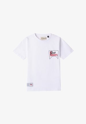 T-shirt bianco in cotone con un logo rosso e nero nella zona del taschino sinistro, maniche corte e un piccolo etichetta marchiata sull'orlo.