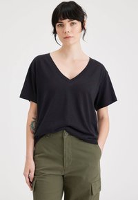 DEEP V NECK TEE - T-shirt - bas - beautiful black