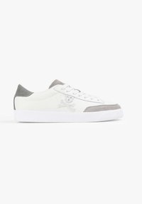 Zapatillas de cuero blanco con acentos de ante gris, suela de goma texturizada y logotipo de calavera y huesos cruzados bordado en el costado.