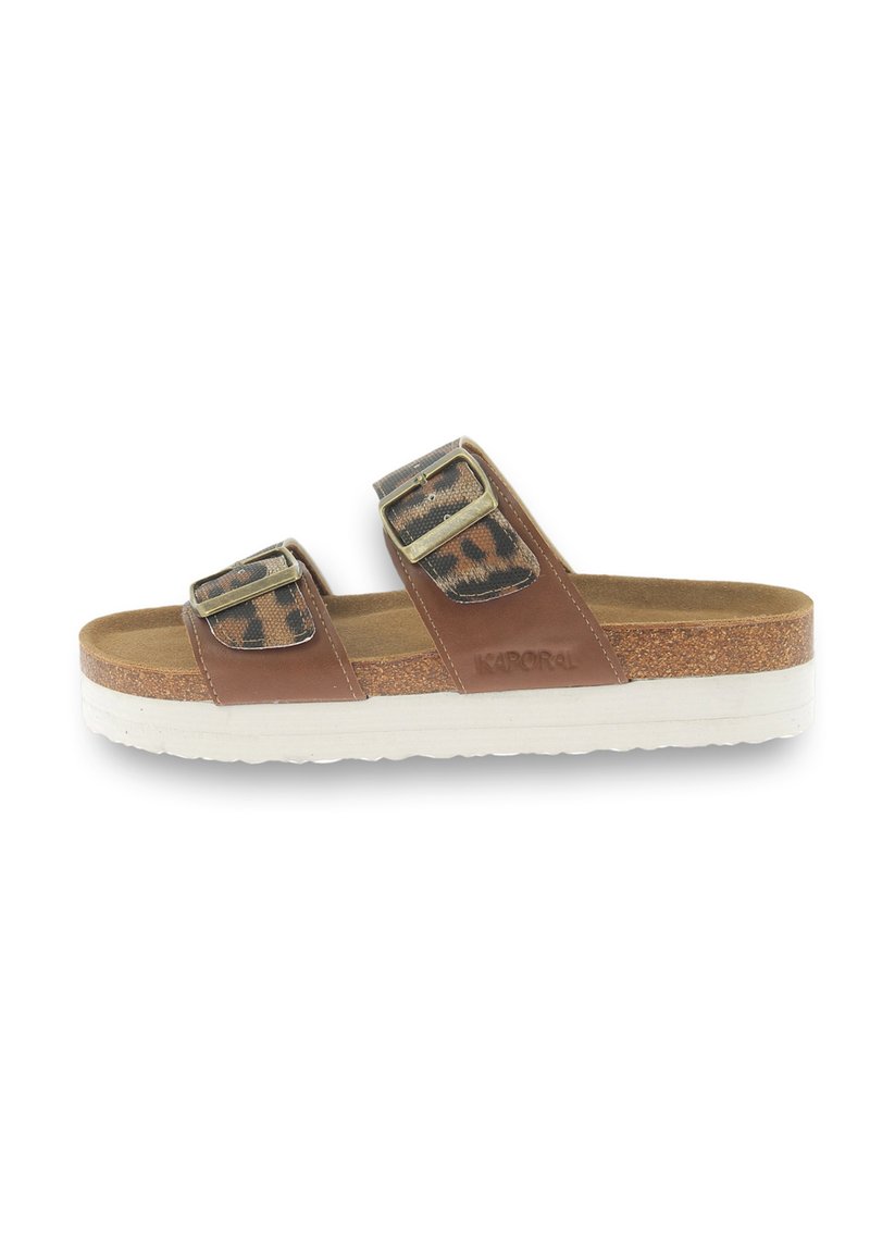 Bruine sandalen met twee lederen bandjes met luipaardprint, gouden gespen en een witte kurken zool. Voorzien van een gestructureerde binnenzool voor extra comfort.