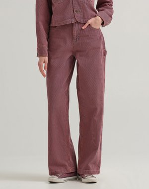 Røde og hvite stripete corduroy-bukser med avslappet passform, med frontlommer og glidelås, kombinert med casual sneakers.