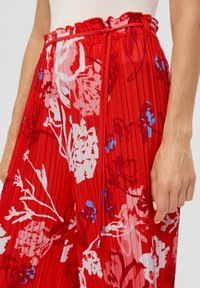 s.Oliver BLACK LABEL CULOTTE MIT ALL OVER - Pantalon classique - preiselbeere