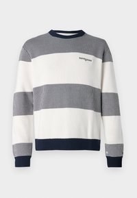 Pulover cu dungi în nuanțe de bleumarin și alb, având o textură ribbed, guler rotund și broderie cu logo pe piept.