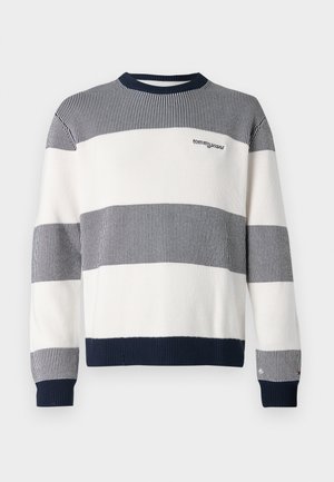 Gestreepte pullover trui in marineblauw en wit, met een ribbelstructuur, ronde hals en geborduurd logo op de borst.