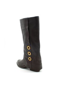 Brązowy skórzany but sięgający za kolano o gładkiej teksturze, z trzema złotymi okrągłymi akcentami wzdłuż boku. Lekko spiczasty kształt palców.