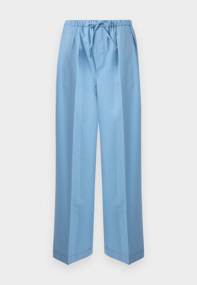 Pantalon ample bleu clair avec taille élastique et cordon de serrage, plis à l'avant et poches latérales, présenté sur un fond uni.
