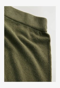 Unausgewählt, khaki green