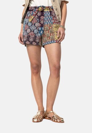 Shorts à motifs avec des designs floraux et géométriques multicolores, dotés d'une taille nouée, d'une coupe décontractée et d'une texture tissée.