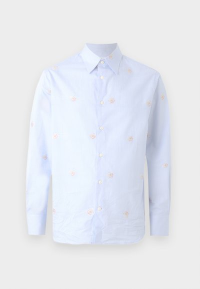 Φωτεινό γαλάζιο πουκάμισο με μακριά μανίκια και κουμπιά, με μυτερό γιακά και μικρή διασκορπισμένη ροδακινί λουλουδένια κεντήματα.