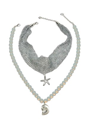 Dwa naszyjniki: jeden z siateczką srebrną i zawieszką w kształcie rozgwiazdy, drugi z przezroczystymi okrągłymi koralikami i srebrnym wisiorkiem muszelki.