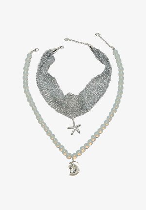 Dwa naszyjniki: jeden z siateczką srebrną i zawieszką w kształcie rozgwiazdy, drugi z przezroczystymi okrągłymi koralikami i srebrnym wisiorkiem muszelki.